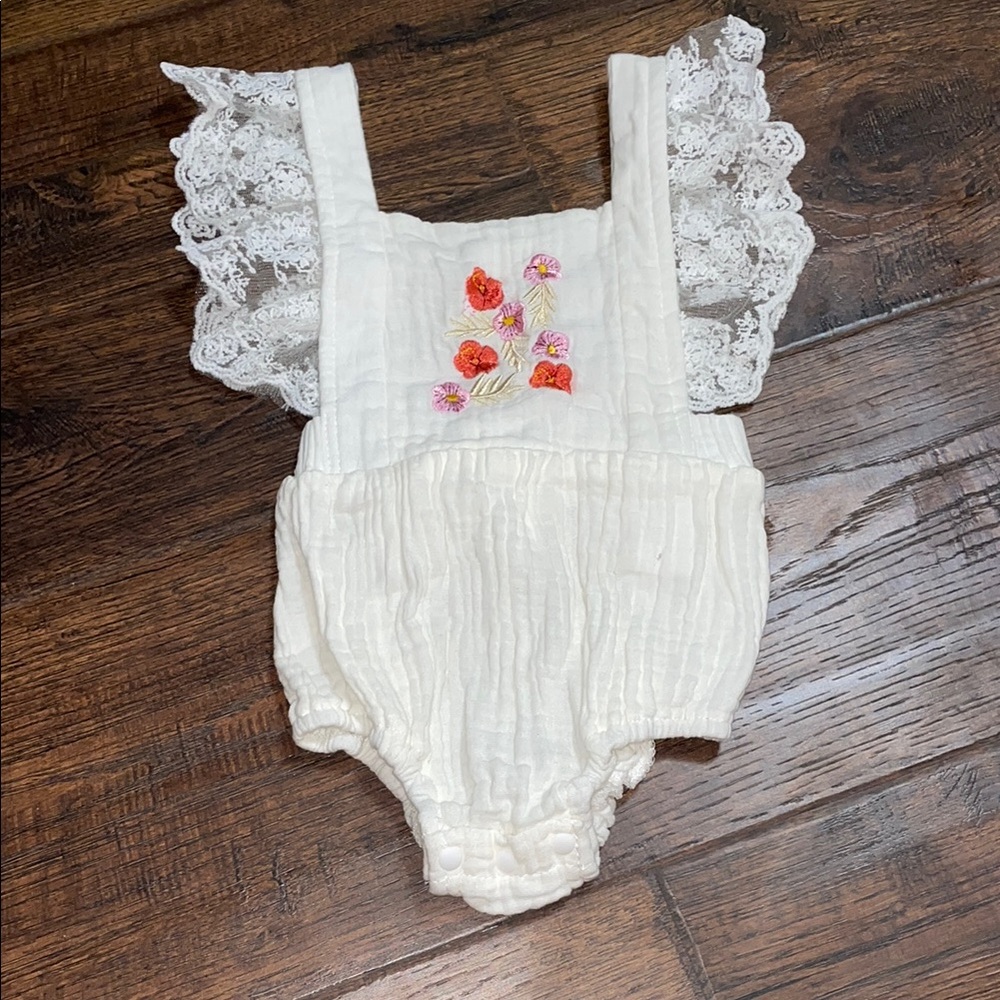 SHEIN Cream Lace Sleeve Bodysuit with Floral Embroidery